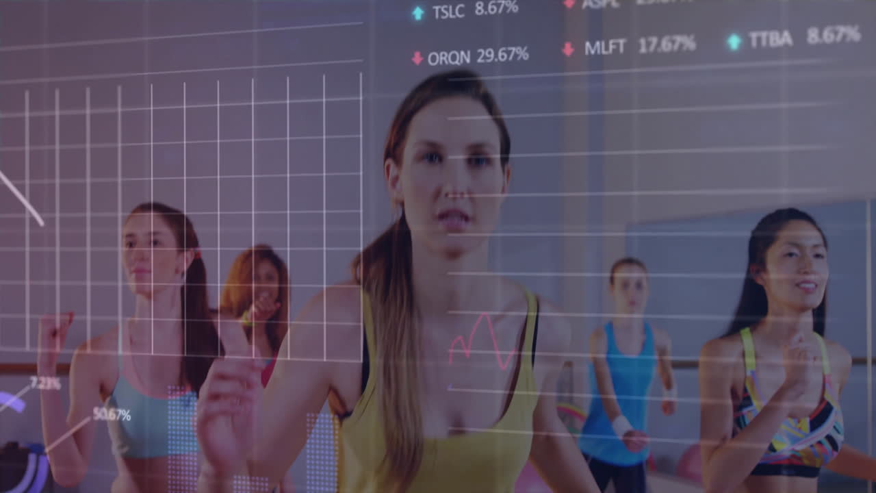 animación del procesamiento de datos sobre diversas personas que hacen ejercicio en el gimnasio