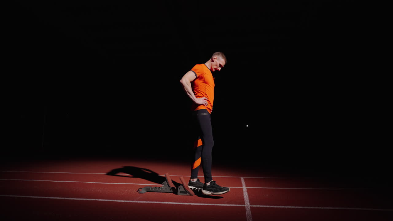 un velocista preparándose para una carrera por la noche