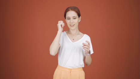 카메라를 향한 사려 깊은 여성이 아이디어를 떠올립니다.