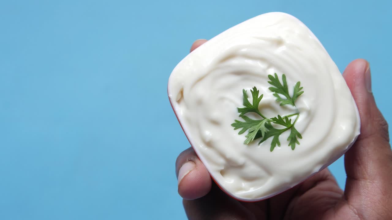 salsa cremosa en un cuenco pequeño