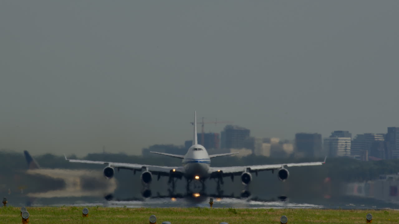 Aereo cargo Boeing 747 in atterraggio