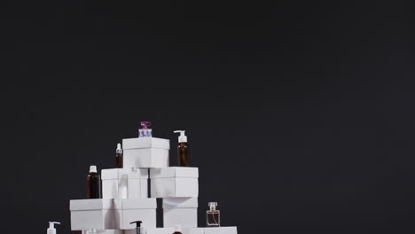video von schönheitsprodukten mit weißen kartonboxen mit kopierraum auf schwarzem hintergrund