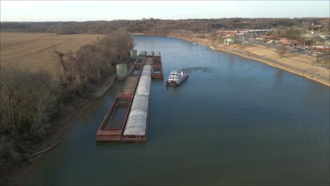 Imágenes-Aéreas-De-4k-De-Una-Barcaza-Atracada-Al-Lado-Del-Río-Cumberland-En-Clarksville,-Tennessee