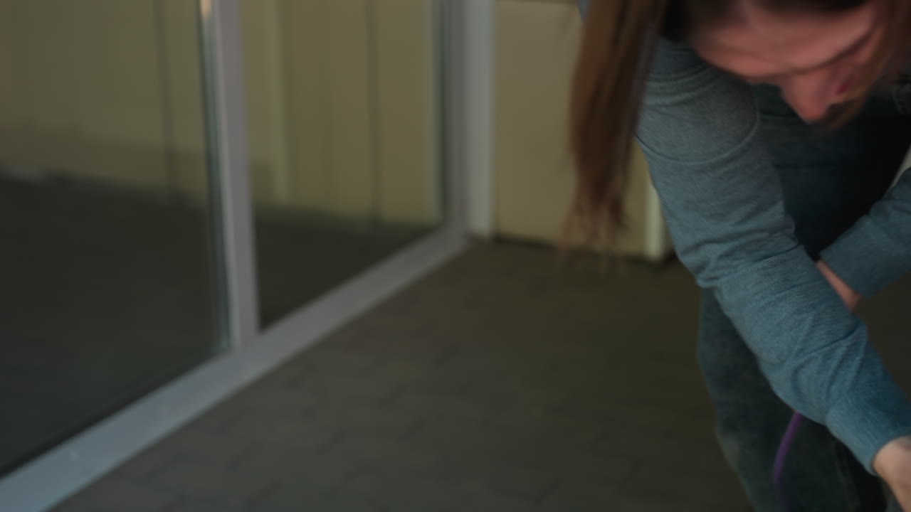 sesión de adiestramiento canino, una mujer dirige un entrenamiento estructurado con atentos labradores como compañeros; ejercicio dedicado que enfatiza la obediencia a las órdenes y las técnicas de control de la correa para labradores