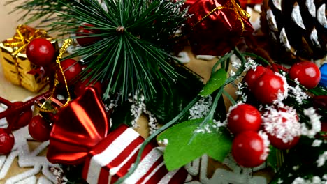 decoraciones de navidad - ramas de abeto decorativas con bayas y conos, dulces, regalos, copos de nieve giran en círculo.