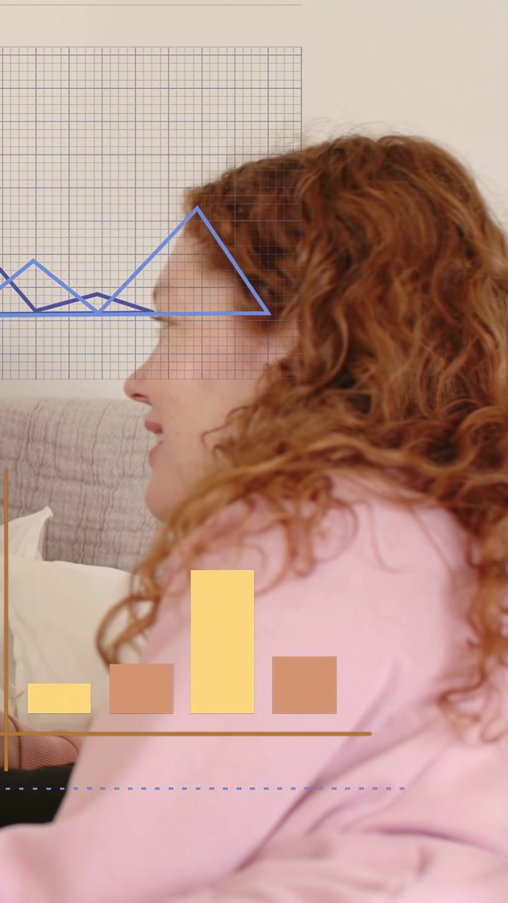 Video verticale: Donna che parla sul divano, con grafici aziendali che appaiono a sinistra e si aggiornano per mostrare le metriche.