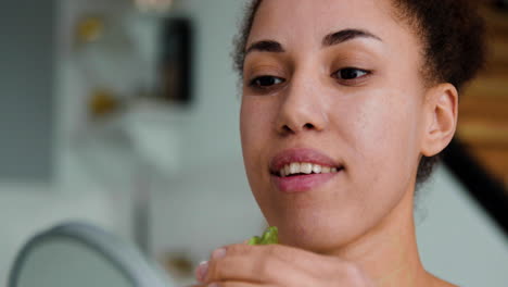 mujer haciendo su rutina de cuidado personal