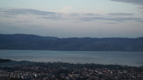 Timelapse-Panorámico-Del-Lago-Sapanca-En-La-Hermosa-Naturaleza-Al-Lado-De-Estambul