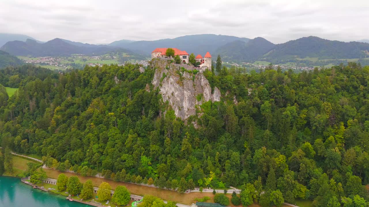 슬로베니아의 블레드 호수 (lake bled) 의 놀라운 드론 영상, 상징적인 섬, 성, 그리고 울창한 풍경을 보여줍니다.