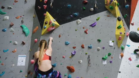 Mujer-En-Un-Centro-De-Muro-De-Escalada