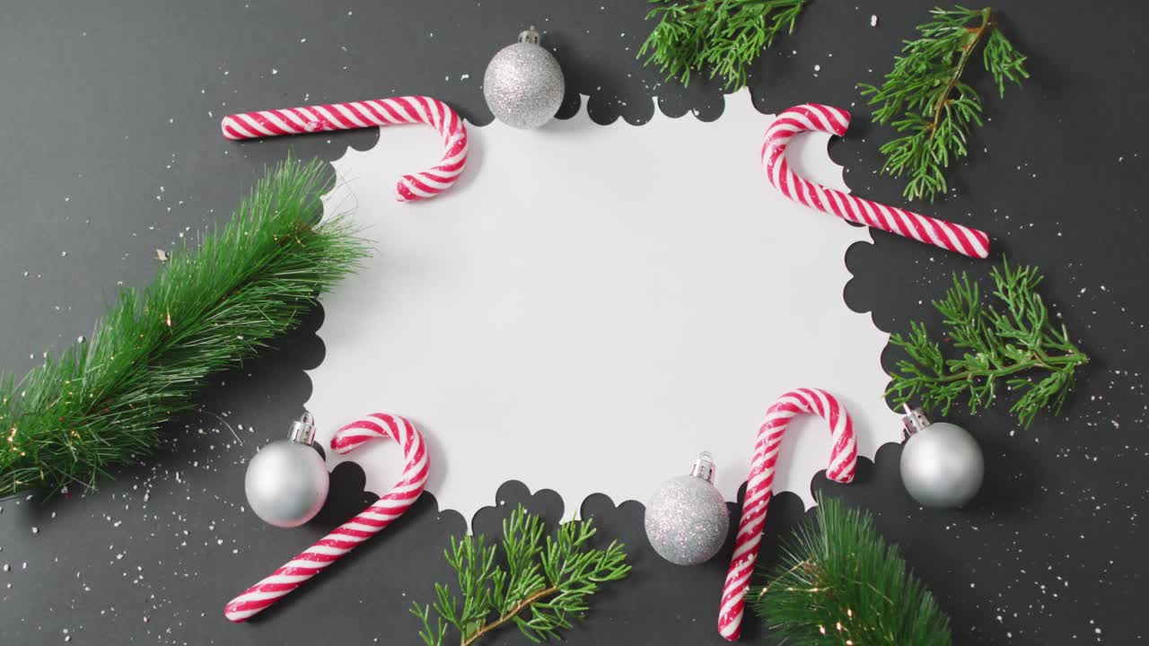 video de decoraciones de navidad con tarjeta blanca y espacio de copia en fondo negro