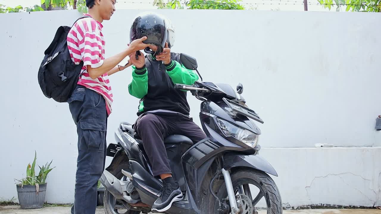 Motorcycle Online Driver provides helmets to passengers for safety of passengers