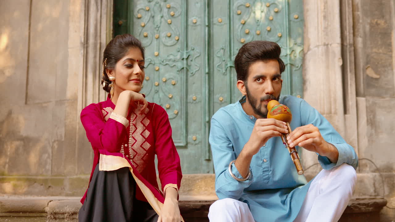 hermosa pareja india sentada al aire libre