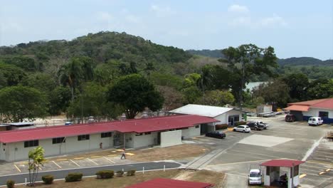 Edificios-Alrededor-De-Las-Esclusas-De-Pedro-Miguel,-Canal-De-Panamá