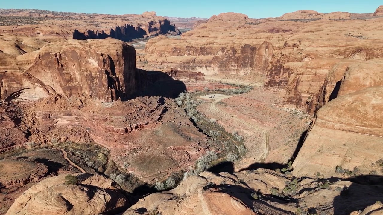 Moab, Utah, USA, vista aerea di un canyon, formazioni rocciose di arenaria Navajo e scogliere in un paesaggio desertico