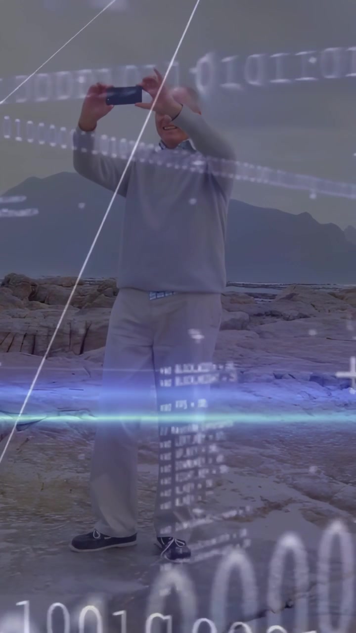 Video verticale: Uomo anziano che alza lo smartphone inquadrando una fotografia della costa mentre un overlay binario si muove.