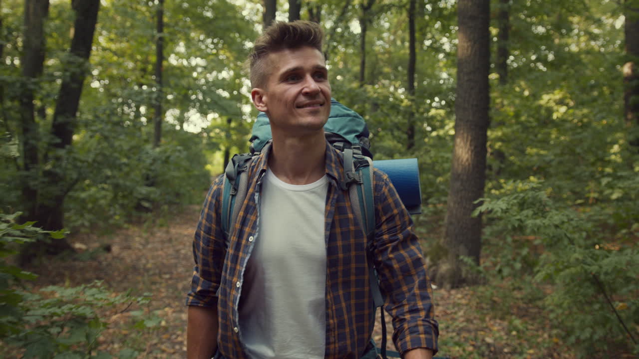 hombre caminando en el bosque