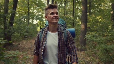 hombre caminando en el bosque