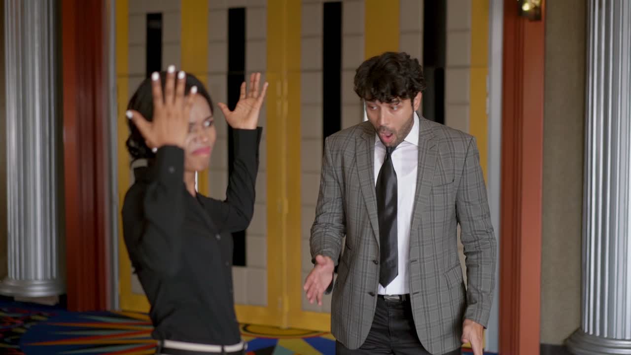 슈트를 입은 남자가 로 ⁇ 처럼 춤을 춘다.