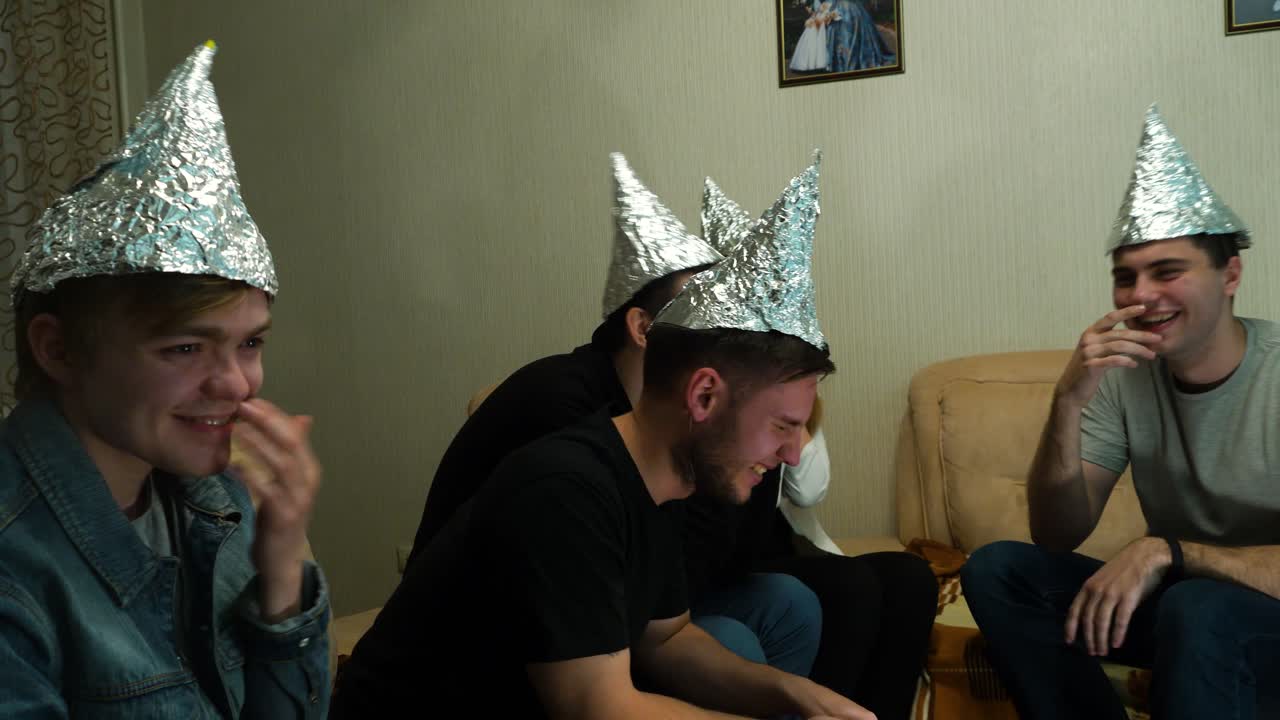 포일 모자를 입고 웃는 친구들