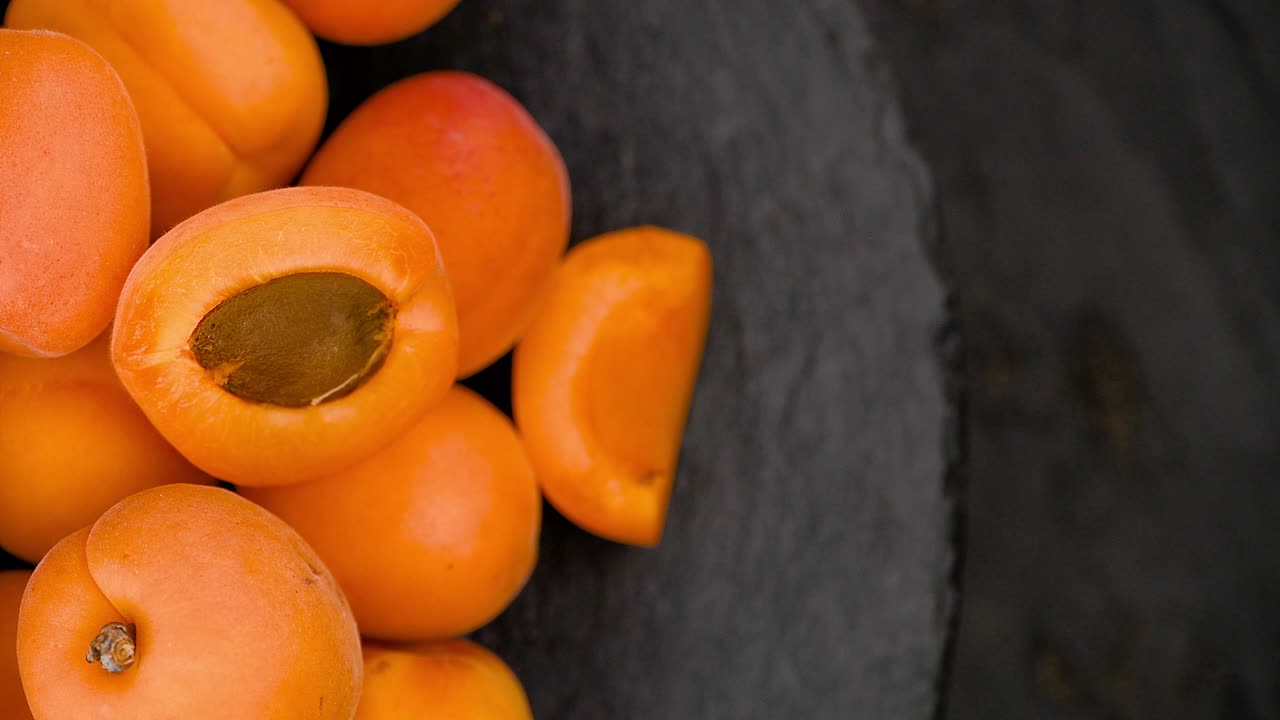 Abricots sur une assiette tournante (boucle continue).