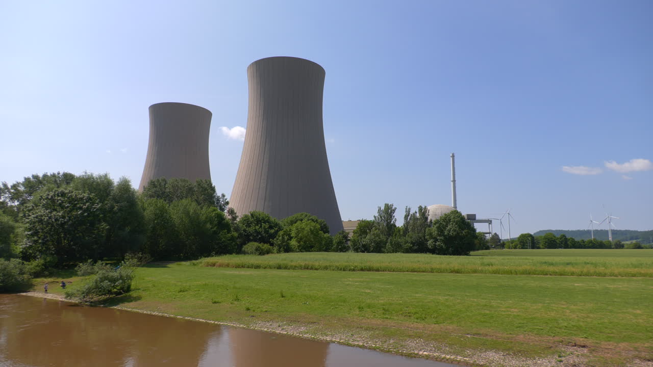 la central nuclear grohnde desmantelada se encuentra en el río weser al norte del distrito de grohnde en el municipio de baja sajonia de emmerthal en el distrito de hameln-pyrmont