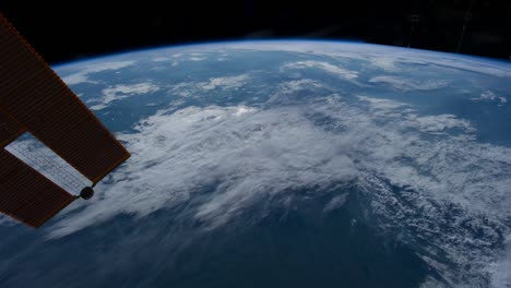 volando sobre la superficie de la tierra, disparado desde la estación espacial.