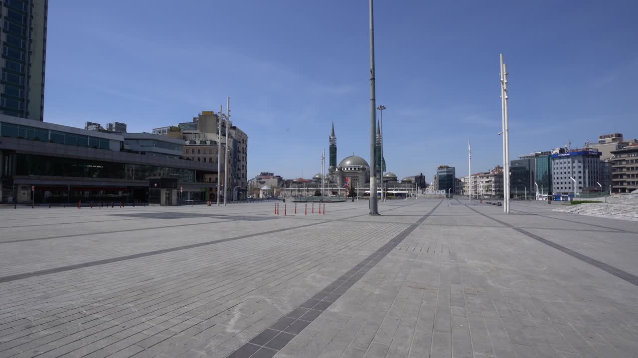 plaza taksim, no hay gente, toque de queda por la pandemia de covid-19