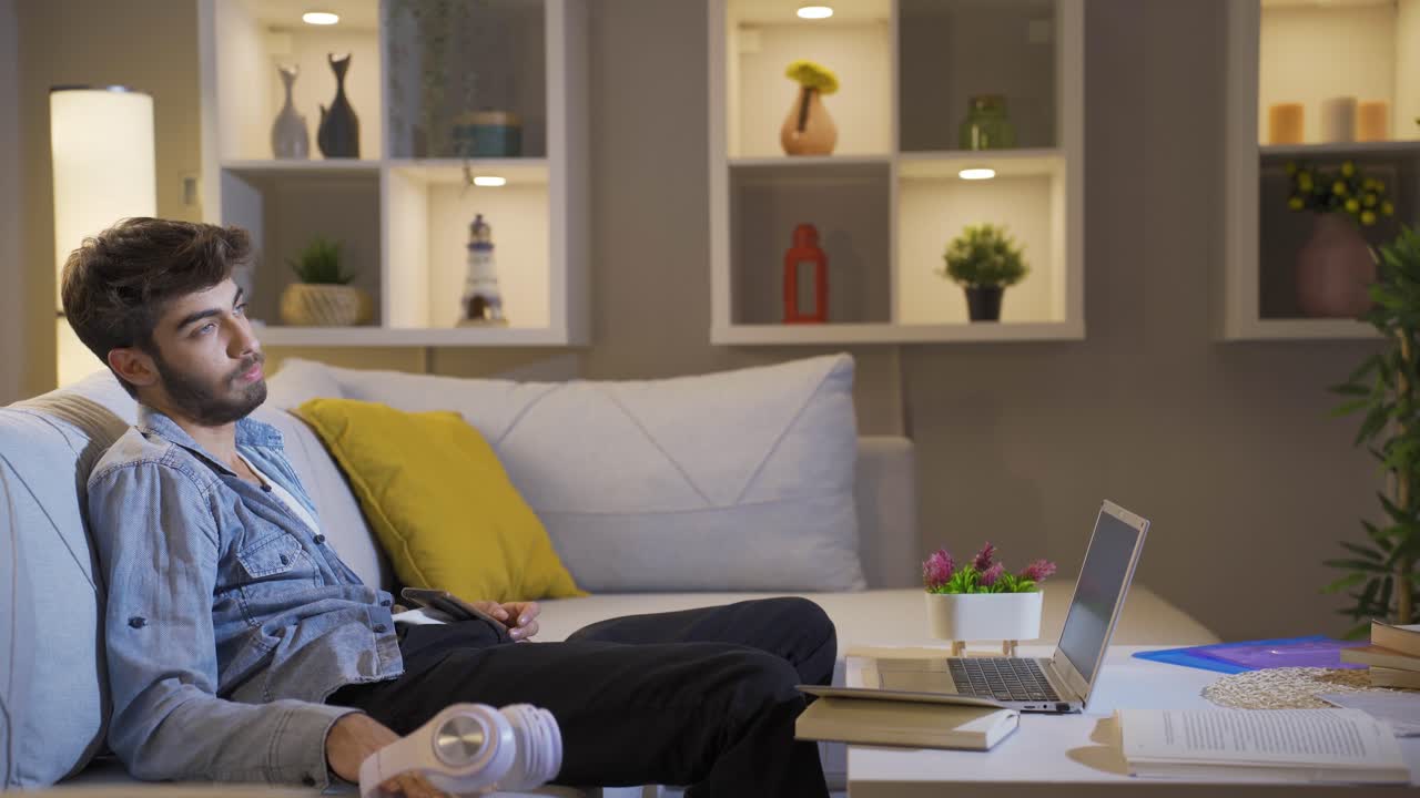 hombre agotado en casa por la noche. expresión facial indefensa.