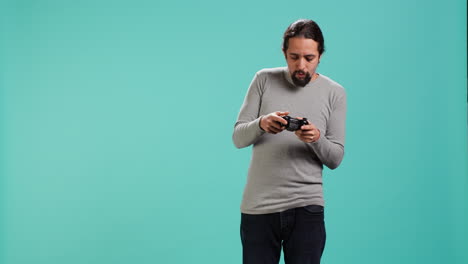 retrato de un hombre jugando videojuegos jugando con un controlador