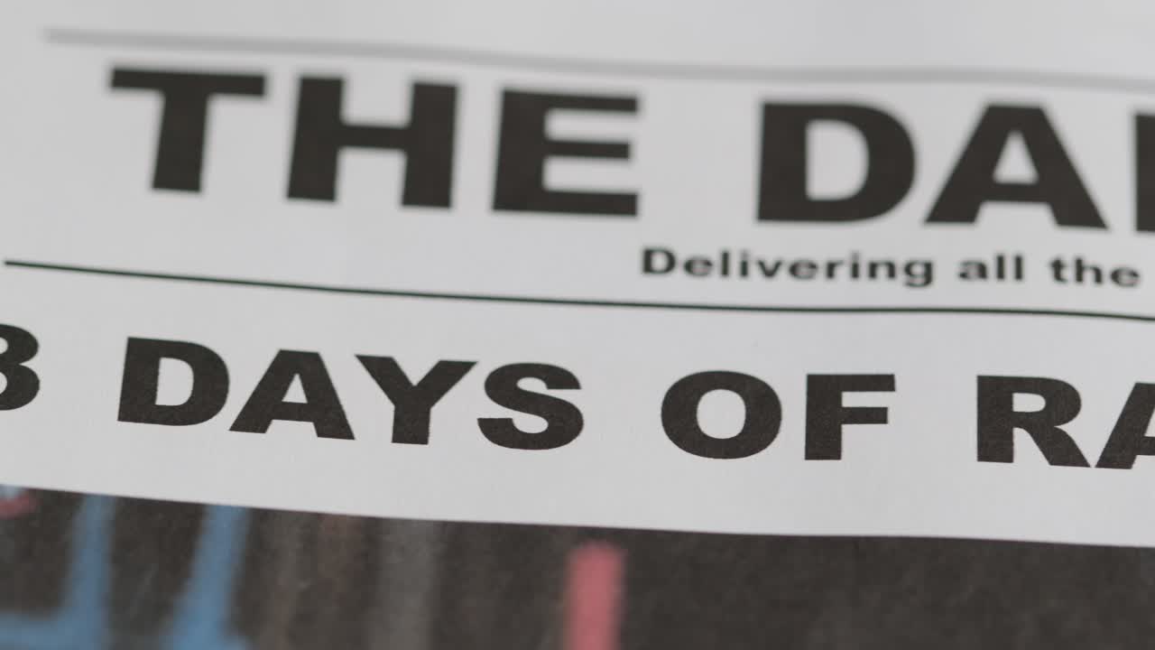 극한 기상 조건과 지구 온난화 위기를 논의하는 신문 헤드라인