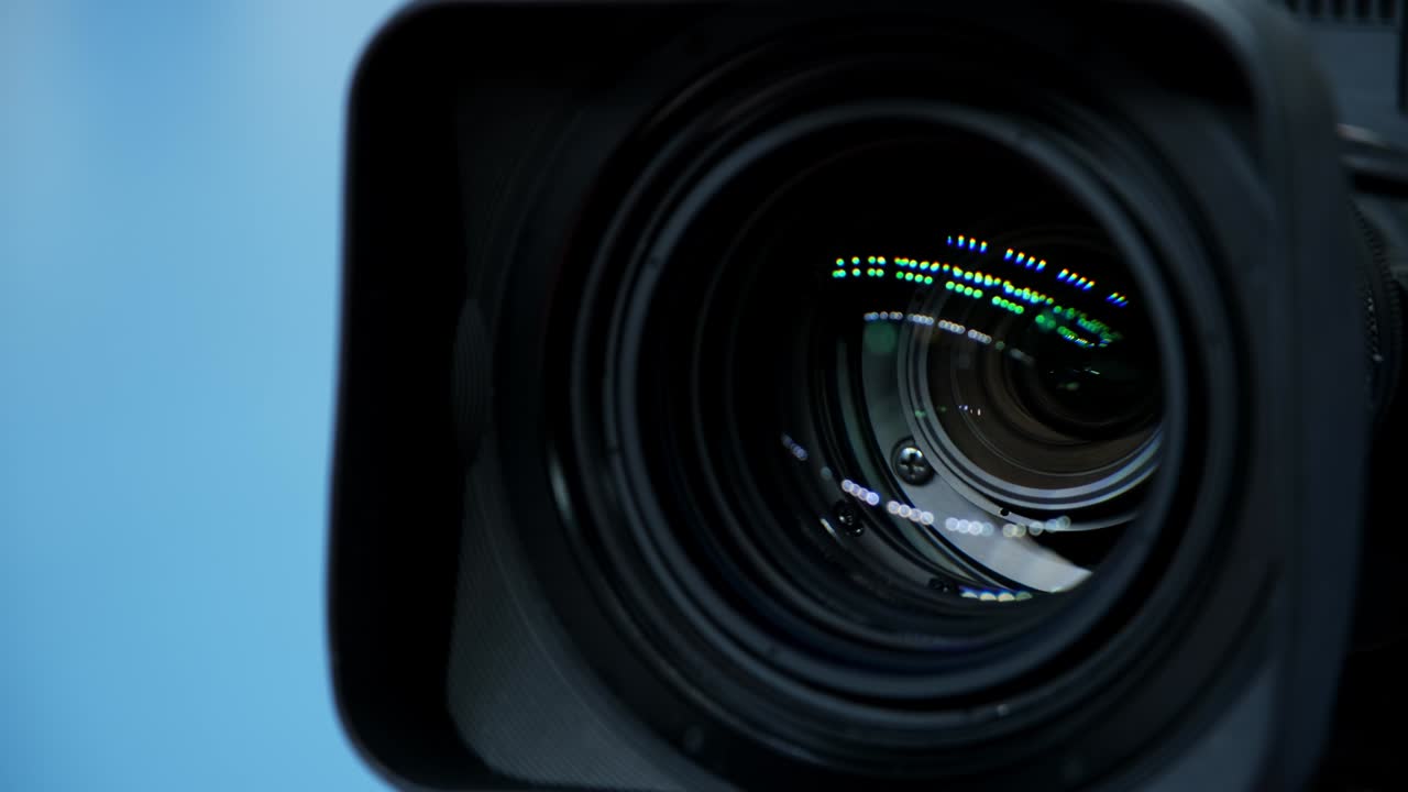 lente de foco de câmera digital. a lente da câmera. close-up. foco da câmera focando e filmando. conceito de serviço profissional para equipamentos fotográficos ou de cineasta.