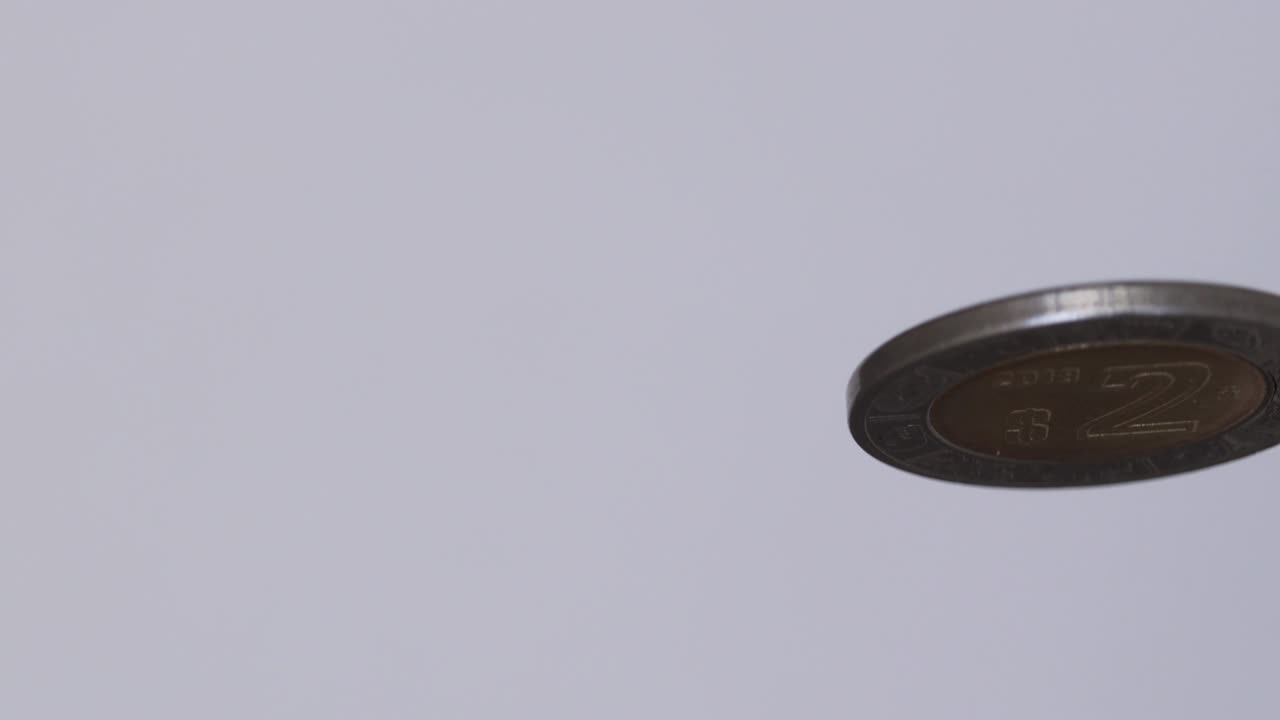 moneda mexicana de 2 pesos sobre un fondo blanco