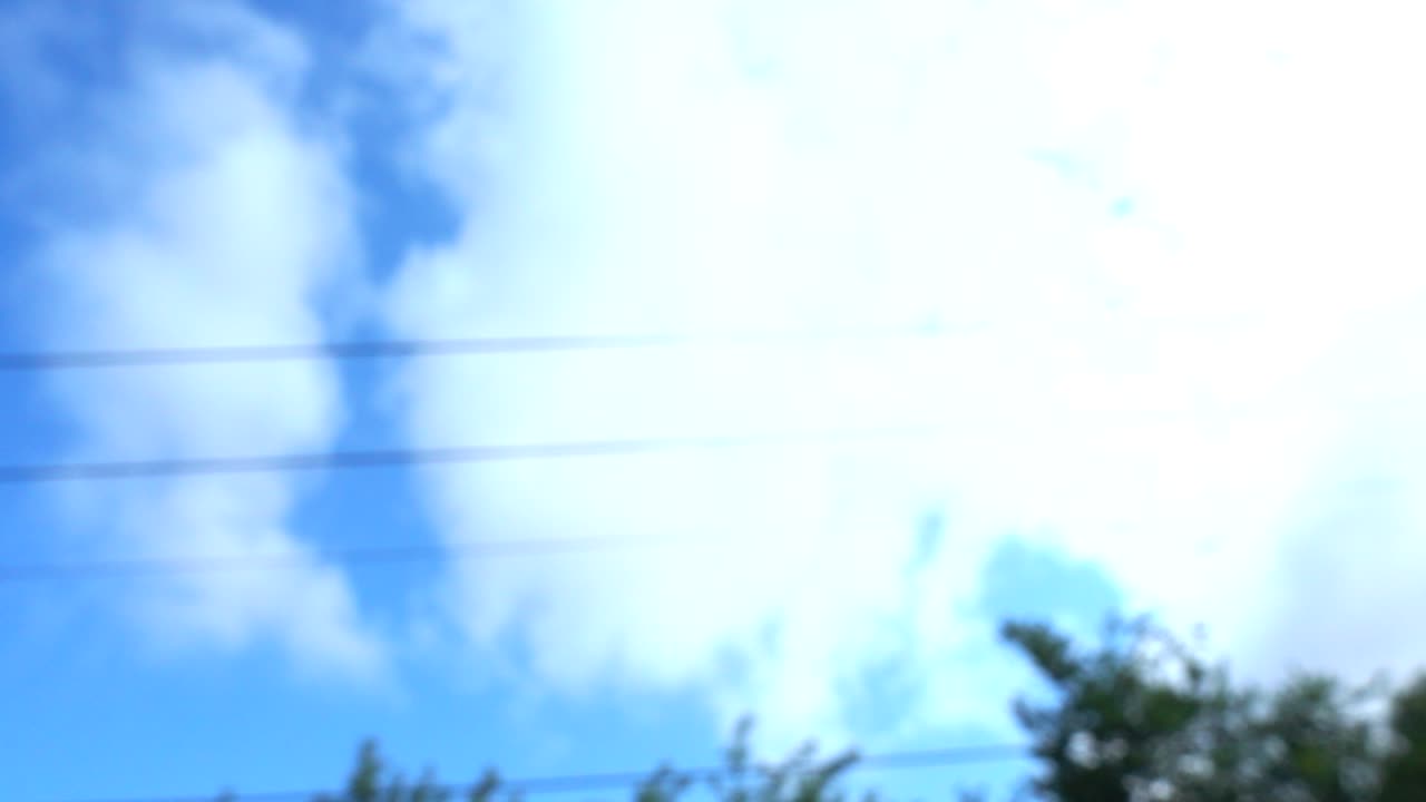 鉄道の線路上の電線。ピンぼけ。