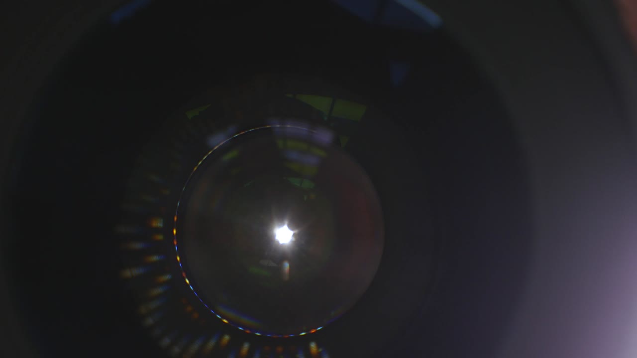 apertura e chiusura dell'obiettivo della fotocamera. ripresa macro di vista anteriore