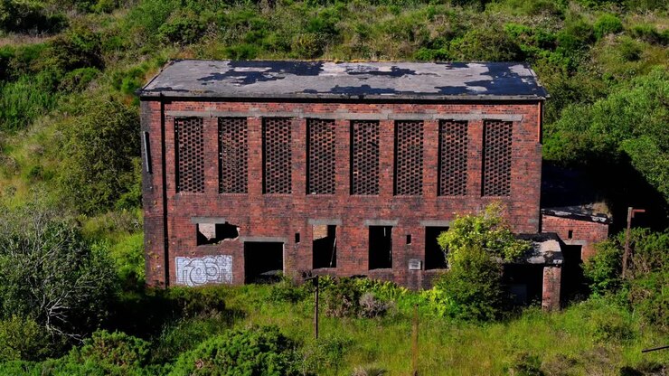 Strutture industriali abbandonate, edifici danneggiati, resti di guerra