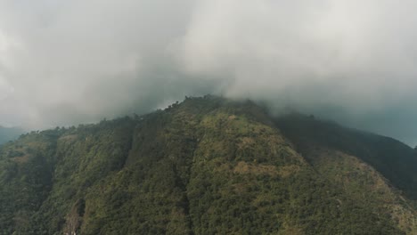 Vista-Aérea-De-Drones-De-Montaña-Verde-Durante-El-Día-Nublado-En-Guatemala