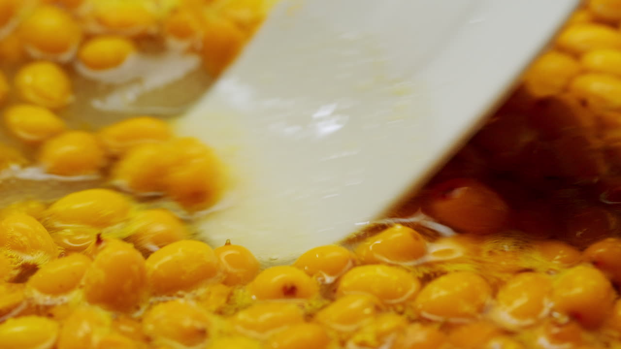 해바라기 건강한 베리 차 음료, 유리 항아리 및 잎을 가진 가지에 얼어붙은 익은 베리 어두운 나무 농촌 배경에  뷰, 피부, 심장, 혈관 및 면역 체계에 훌륭합니다.