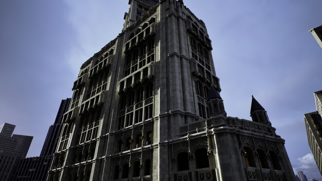 Un suggestivo edificio storico si erge verso il cielo in una vivace città