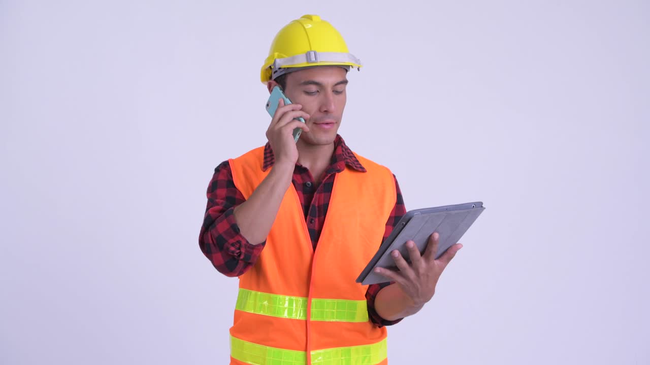 joven y guapo hombre hispano trabajador de la construcción