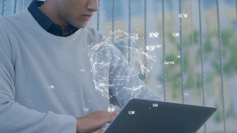 animación de procesamiento de datos y formas sobre hombre biracial usando portátil