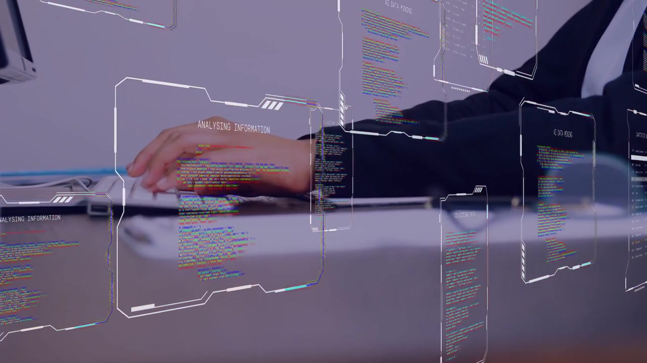 Forretningskvinde taster ved skrivebord, højre hånd skifter, flytter UI-paneler omkring hænderne, gennemgår data