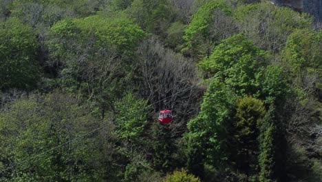 viaje en teleférico rojo suspendido great orme a lo largo de la pintoresca vista aérea de la montaña llandudno