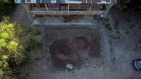 imágenes aéreas tomadas por drones desde el bosque edificio de casas antiguas en la naturaleza de hyrcanian un diseño tradicional de arquitectura de clima húmedo de material de madera cabaña cabaña en la montaña de gilan rasht aldea rural de irán