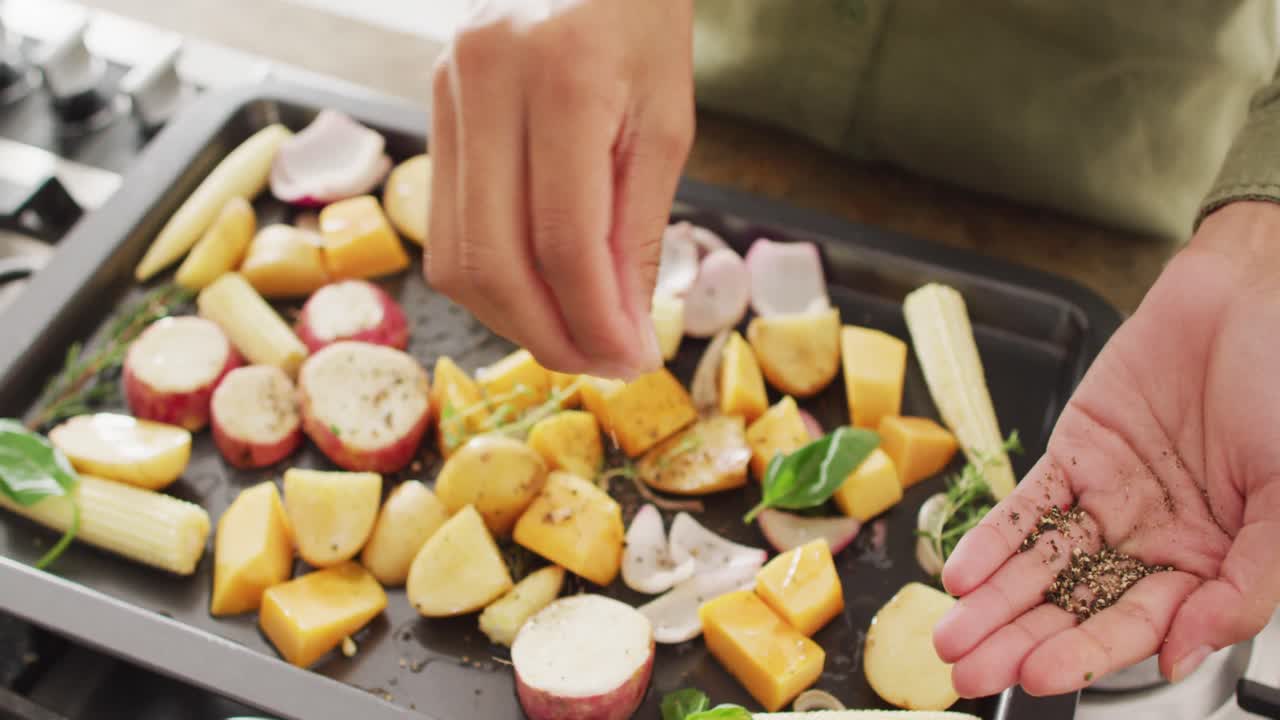 두 인종의 여성이 식사를 준비하고 허브를 첨가하는 중간 부분의 비디오