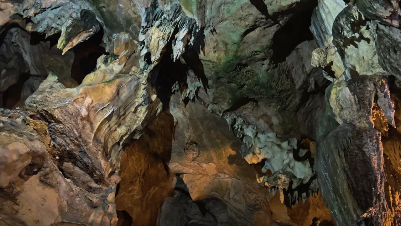 templo de cueva de piedra caliza dentro del templo budista kek look tong en ipoh, malasia