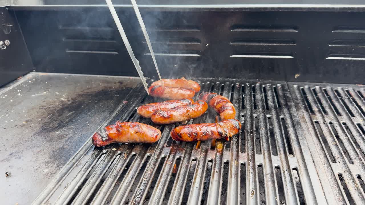 바베큐 그릴 에서 소시지 를 조리 하는 것