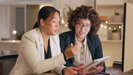 Tableta,-Colaboración-O-Mujeres-De-Negocios-En-Reunión