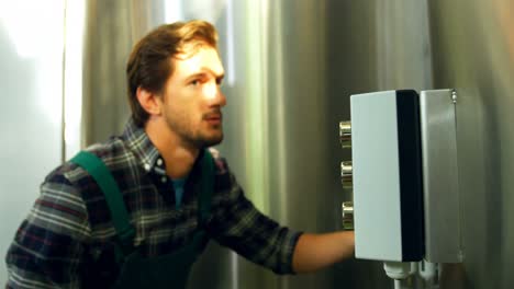 trabajador de mantenimiento que opera una máquina de control 4k