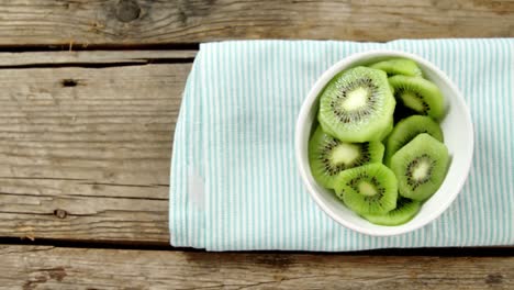 slices of kiwi in bowl